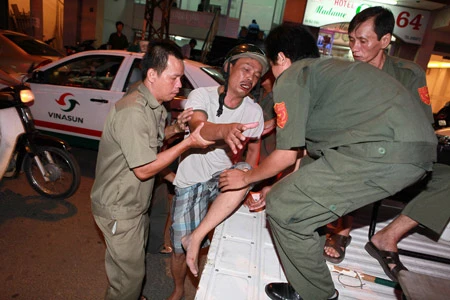 Một Việt kiều bị đánh dã man trước quán cơm Minh Đức