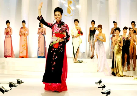 Cuộc thi Hoa hậu thế giới người Việt 2010: Người đẹp áo dài bị rút ngôi