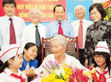 Chúc mừng GS Trần Văn Giàu bước sang tuổi 100 (6-9-1911): Một năm trong một trăm năm