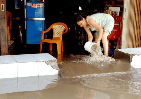 Tình trạng ngập nước tại TPHCM chưa giảm: Thiếu giải pháp đồng bộ