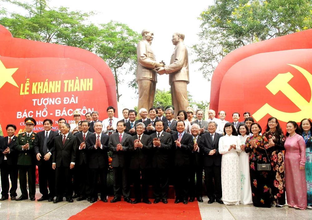 Khánh thành Tượng đài Bác Hồ - Bác Tôn: Biểu tượng của niềm khao khát non sông liền một dải