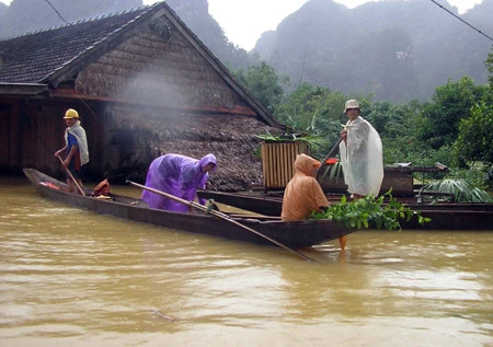 Lũ lớn hoành hành các tỉnh Bắc miền Trung