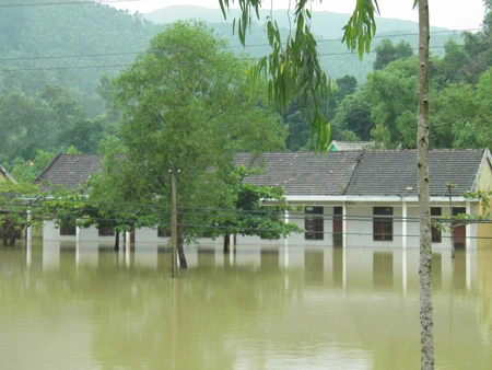 Quảng Bình: Nỗ lực cứu trợ cho hàng chục ngàn hộ dân chìm trong lũ