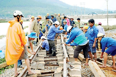 Phó Thủ tướng Hoàng Trung Hải: Trợ giúp dân xây dựng lại nhà để ổn định cuộc sống