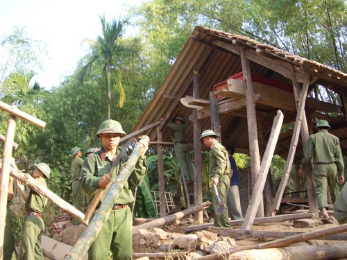 Quảng Bình: Hàng ngàn cán bộ, chiến sĩ và thanh niên tình nguyện tham gia khắc phục lũ lụt