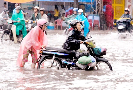 TPHCM ngập trong biển nước - Nhân tai hay thiên tai?