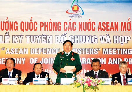 Khai mạc trọng thể Hội nghị Bộ trưởng Quốc phòng các nước ASEAN mở rộng lần thứ nhất : Tăng cường đối thoại, hợp tác để duy trì hòa bình, ổn định ở khu vực