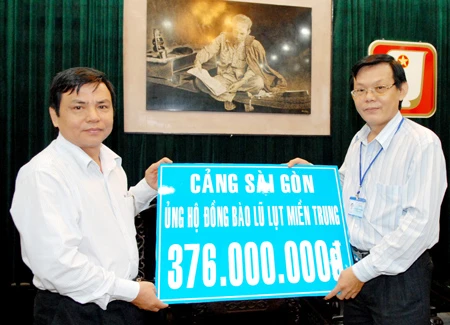 Cảng Sài Gòn ủng hộ vùng lũ miền Trung 376 triệu đồng