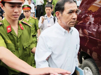 Xét xử sơ thẩm Huỳnh Ngọc Sĩ về tội “nhận hối lộ”: Huỳnh Ngọc Sĩ bác bỏ toàn bộ cáo trạng