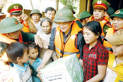 Thủ tướng Nguyễn Tấn Dũng thăm bà con bị lũ lụt tại Hà Tĩnh: Giúp dân vượt khó khăn, ổn định cuộc sống