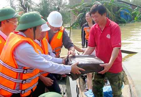 Tình người trong lũ dữ