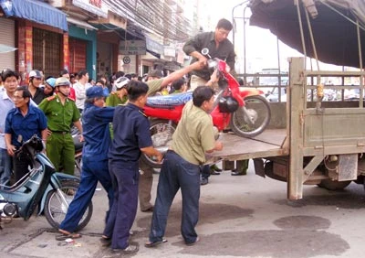 Quận Bình Thạnh: Bắt hàng trăm xe gắn máy tụ tập, phóng nhanh, lạng lách, biểu diễn