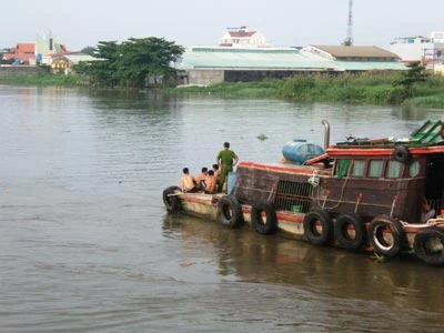 TPHCM: Một người rơi từ xà lan xuống sông mất tích