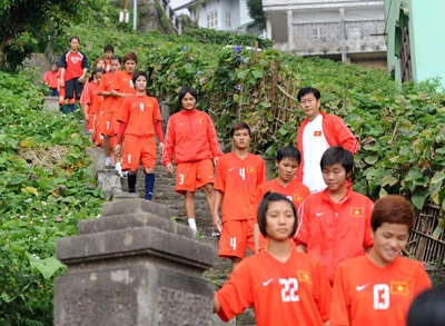 Đội tuyển bóng đá nữ Việt Nam - Đãi cát tìm vàng