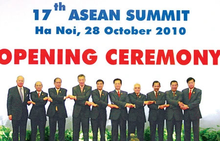 Khai mạc Hội nghị Cấp cao ASEAN 17: Cần giải pháp tạo chuyển biến về “văn hóa thực thi”