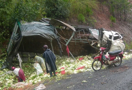 Đà Lạt: Xe tải chở rau lật nhào trên đèo Mimosa, 4 người bị thương