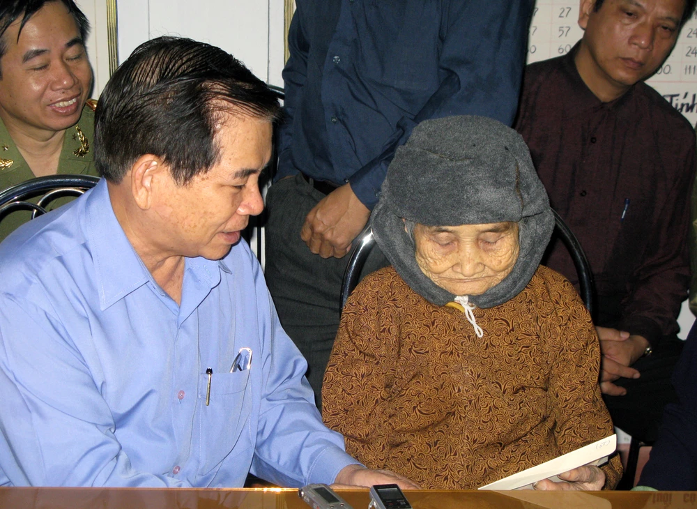 Chủ tịch nước Nguyễn Minh Triết thăm đồng bào vùng lũ Phú Yên