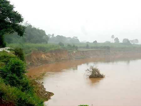 Kinh hoàng đất lở