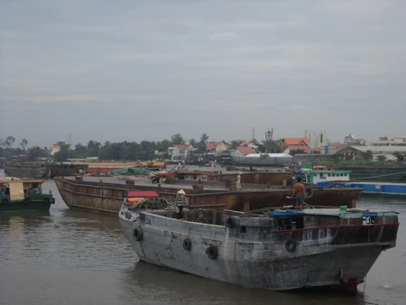 Sáng nay, TPHCM: Lại kẹt sà lan trên sông Sài Gòn