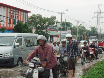 Nước ngập, sửa xe giá "trên trời"