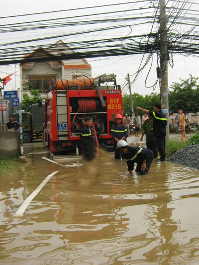 Đã khắc phục cơ bản vụ bể bờ bao tại phường Tam Phú
