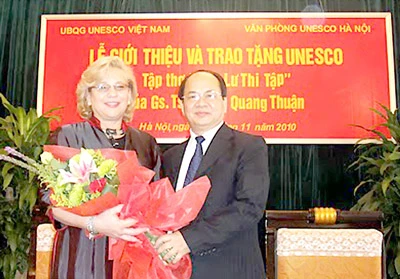 Trao tặng UNESCO phiên bản Sử thi “Hoa Lư thi tập”