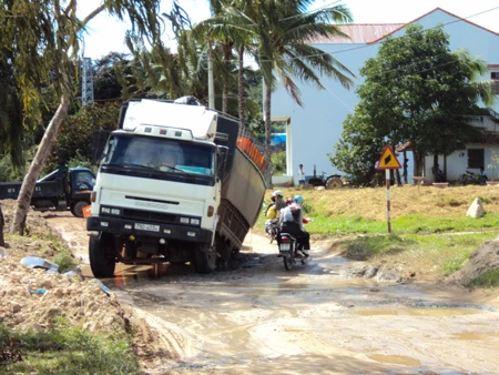 Xe tải sụp hố voi