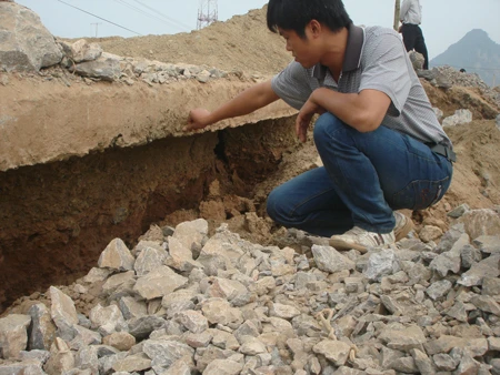 Hà Nội “gãy” đê ngăn lũ không rõ nguyên nhân