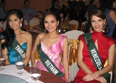 Hoa hậu Trái đất 2010 - Lưu Diễm Hương đoạt giải nhất “Thời trang áo tắm”