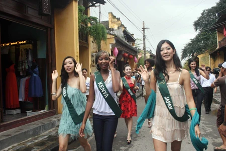 Hoa hậu trái đất tham dự "Giờ trái đất" tại Hội An