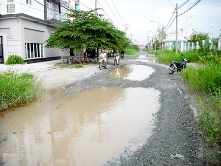 Đường vào khu dân cư bị hỏng