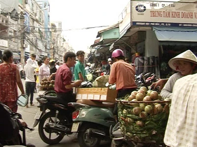 Video: Chợ họp ở…đường