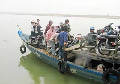 Sập cầu Đen, Quảng Nam: Dân Gò Nổi... lênh đênh
