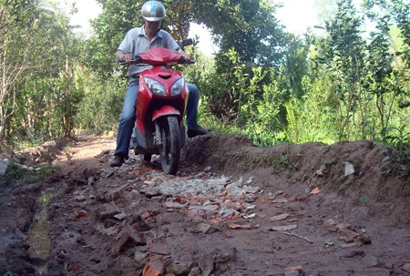 Hậu Giang: Không có đường đi vẫn được công nhận xã văn hóa(!)