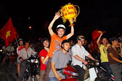 TPHCM: Hàng ngàn người dân xuống đường mừng chiến thắng của đội tuyển Việt Nam