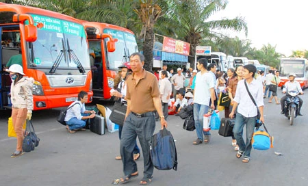 Xe đò, xe buýt ngày tết - Giảm tuyến nội tỉnh, tăng chuyến đường dài