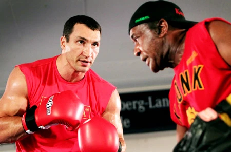 Wladimir Klitschko bỏ cuộc vì chấn thương