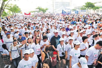 Gần 1.000 nhân viên và đại lý của Manulife Việt Nam tham dự cuộc chạy Terry Fox TP 2010