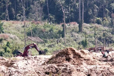 “Vàng tặc” băm nát suối Đạ K’Nàng