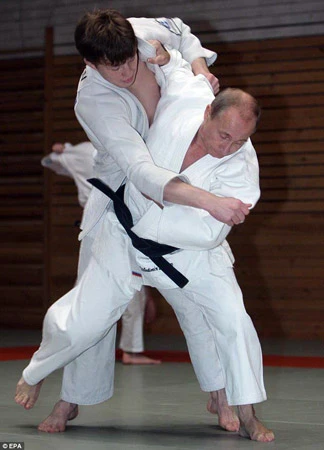 Võ sinh Putin biểu diễn judo