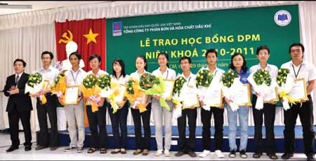 Tổng Công ty Phân bón và Hóa chất Dầu khí: Trao 124 suất học bổng DPM cho sinh viên xuất sắc tại 14 trường đại học