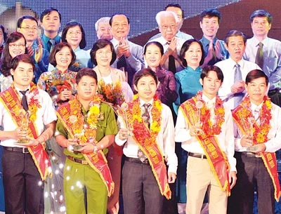 Tuyên dương Công dân trẻ tiêu biểu TPHCM 2010: Tôn vinh lẽ sống quên mình