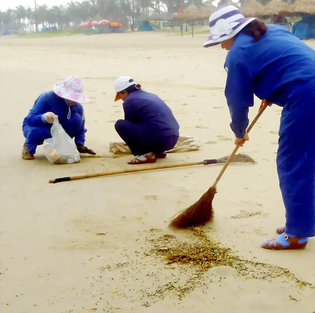 Dầu vón cục tại bãi biển Đà Nẵng