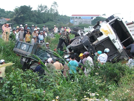 Phú Yên: 2 ô tô tông nhau cùng nhào xuống vực