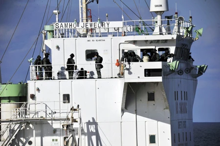 Malaysia cứu tàu, bắt 7 tên cướp biển Somalia