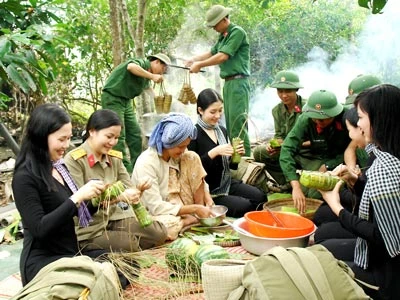 “Tết Quân dân”, ngõ xóm xôn xao