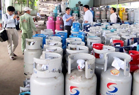 Phát hiện hàng loạt vụ sang chiết gas lậu