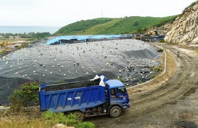 Khánh Hòa: Hyundai Vinashin lại đổ chất thải nix
