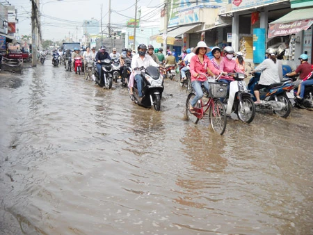 Trời nắng, đường vẫn ngập nước