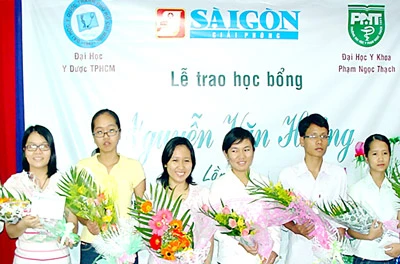 Học bổng Nguyễn Văn Hưởng chắp cánh tương lai bác sĩ trẻ